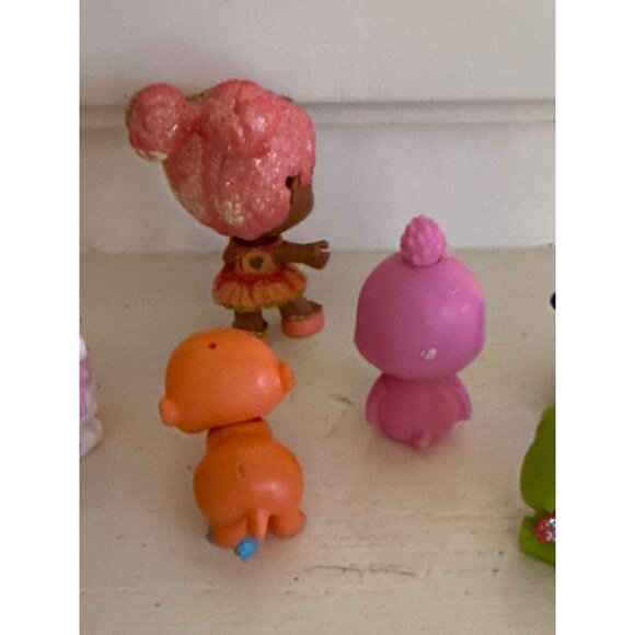 Hatchimals Pixie Royal Snow Ball Playset With 8 Figures & Accessories - Picture 7 of 8